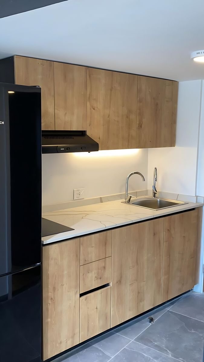 Oak kitchenette with handleless fronts