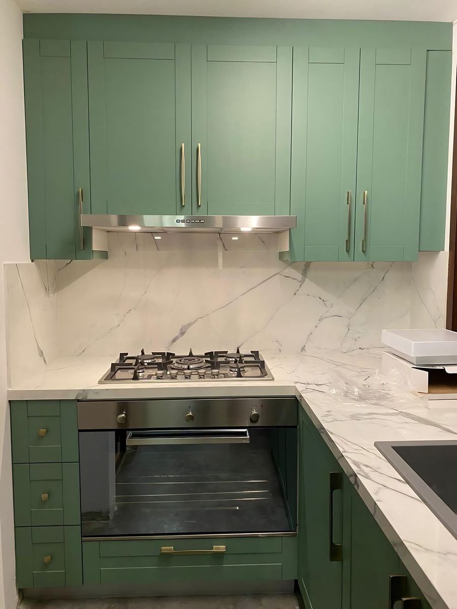 Sage shaker kitchen, marble splashback