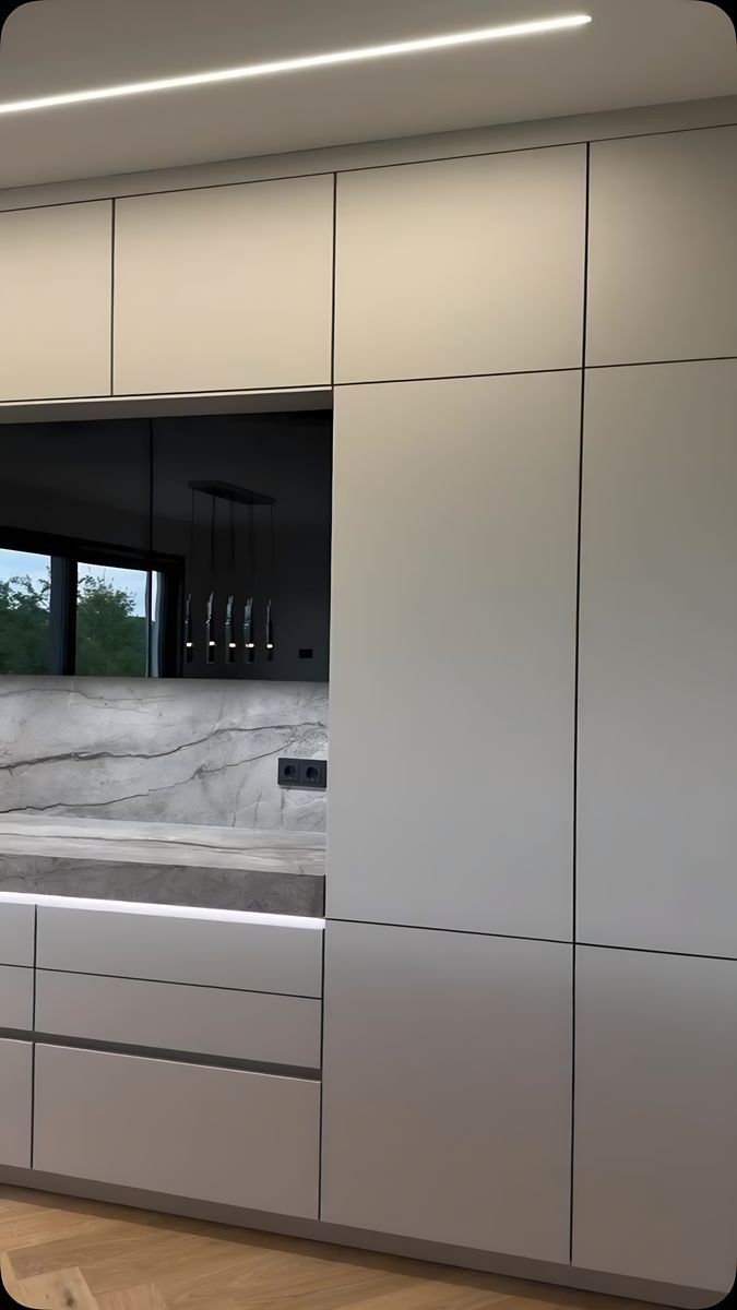 Handleless kitchen with a stone splashback