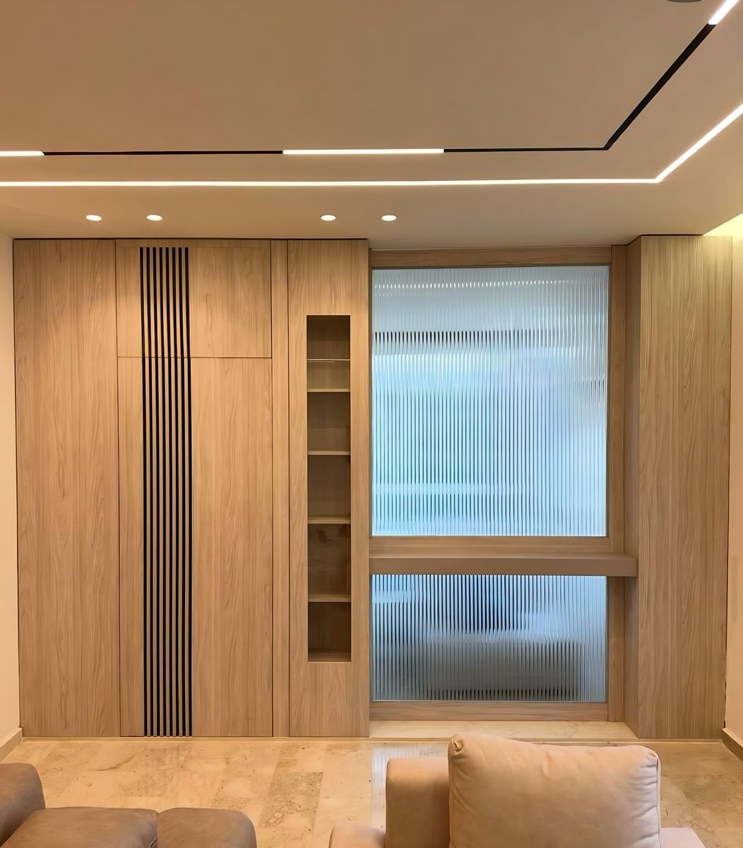 Oak wardrobe wall with a reeded-glass cabinet